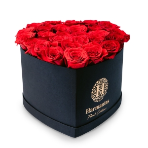 Κόκκινα τριντάφυλλα σε μαύρο κουτί σε σχήμα καρδιας