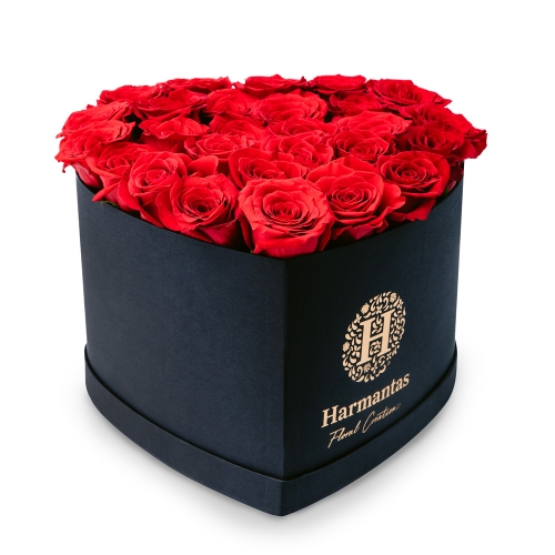 Κόκκινα τριαντάφυλλα σε ψηλό μαύρο κουτί σε σχήμα καρδιας