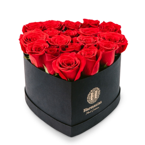 Κόκκινα τριαντάφυλλα σε μαύρο κουτί σε σχήμα καρδιάς