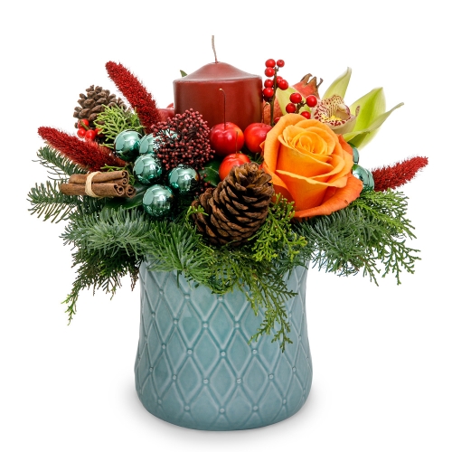 Χριστουγεννιάτικη σύνθεση με πολύχρωμα λουλούδια και στολίδια