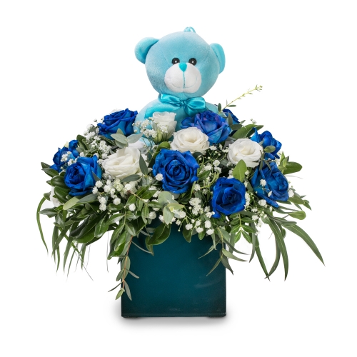 Σύνθεση με μπλε τριαντάφυλλα και αρκουδάκι