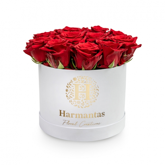 Κόκκινα τριαντάφυλλα σε λευκό στρογγυλό κουτί