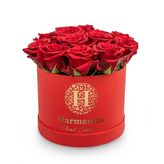 Κόκκινα τριαντάφυλλα σε κόκκινο στρογγυλό κουτί