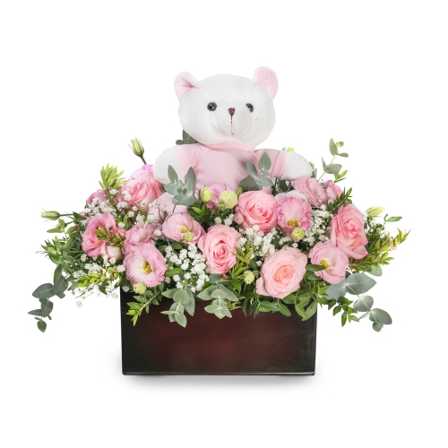 Σύνθεση με ροζ τριαντάφυλλα, λυσίανθους και αρκουδάκι