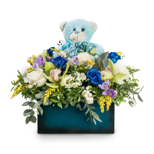 Σύνθεση με ορχιδέες και μπλε τριαντάφυλλα με αρκουδάκι