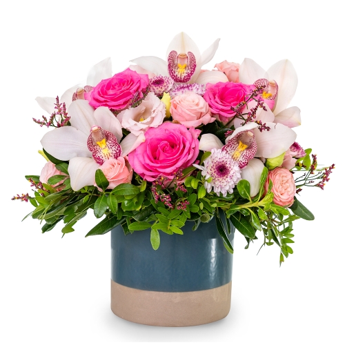 Ανθοσύνθεση με ροζ τριαντάφυλλα και λευκές ορχιδέες σιμπίντιουμ