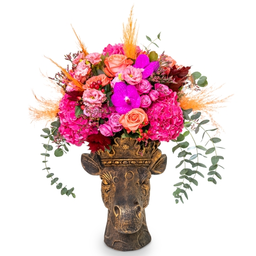 Giraffe vase with fuchia bouquet