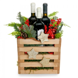 Γιορτινή σύνθεση με τρία κρασιά σε ξύλινο κασπώ