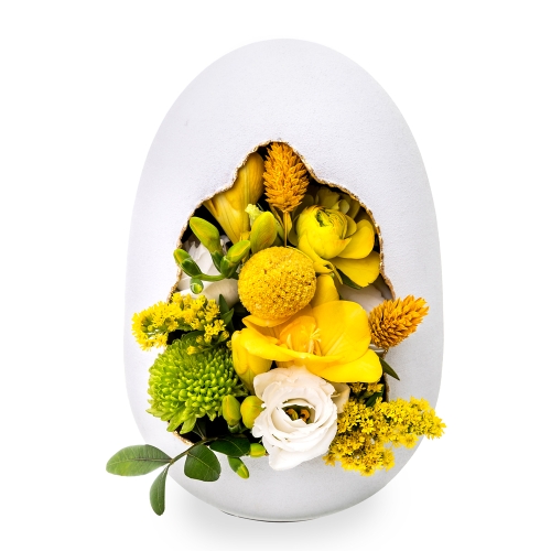 Λευκό αυγό με χρυσό εσωτερικό και κίτρινα λουλούδια
