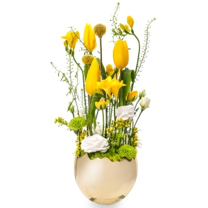 Ανθοσύνθεση με κίτρινα λουλούδια σε χρυσό αυγό
