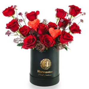 Ανθοσύνθεση με κόκκινα τριαντάφυλλα σε μαύρο ψηλό κουτί