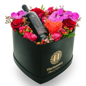 Κουτί σε σχήμα καρδιάς με λουλούδια και κόκκινο κρασί