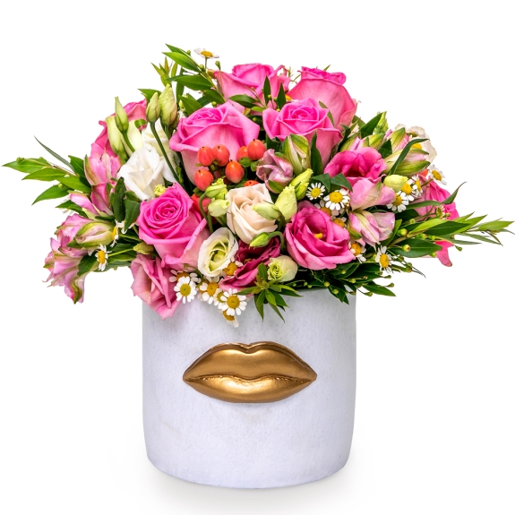 Ροζ λουλούδια σε βάζο με χρυσά χείλη