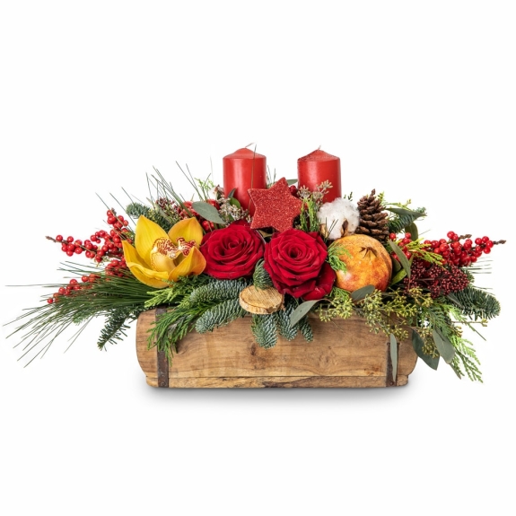 Γιορτινή σύνθεση με κεριά σε ξύλινη βάση