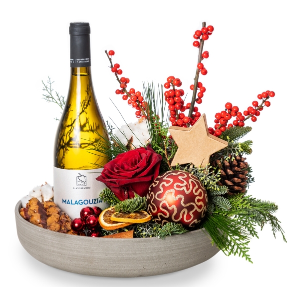 Χριστουγεννιάτικη ανθοσύνθεση με κρασί σε γκρι πιατέλα