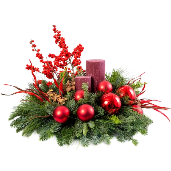 Γιορτινή στρογγυλή σύνθεση με έλατο, ίλεξ και κόκκινα κεριά